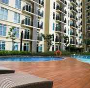 Kolam Renang 2 2BR Simply Furnished at Puri Orchard Apartment By Travelio