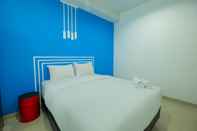 Kamar Tidur Minimalist 2BR Apartment at Springhill Terrace Residence By Travelio