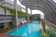 Kolam Renang 2BR Best Choice Modern L'Avenue Apartment By Travelio