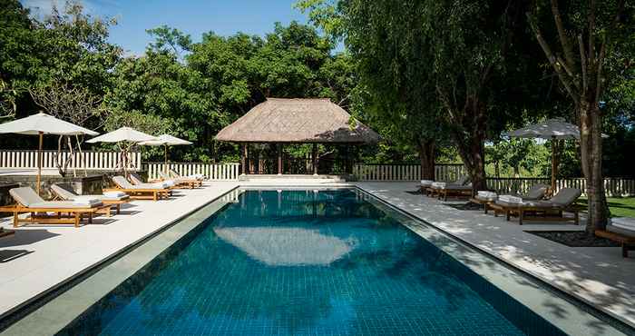 Swimming Pool REVĪVŌ Wellness Resort Bali