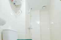 Toilet Kamar 2BR Spacious Apartment at The Springlake Summarecon Bekasi By Travelio