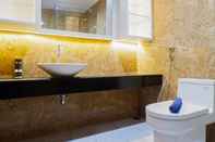 In-room Bathroom 1BR Premium Apartment at Grand Sungkono Lagoon By Travelio