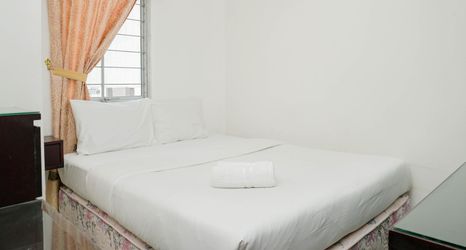 寝室 2 2BR Classic and Warm Gading Mediterania Apartment By Travelio