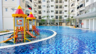Swimming Pool 4 1BR Cozy at Signature Park Grande Apartment near MT Haryono By Travelio