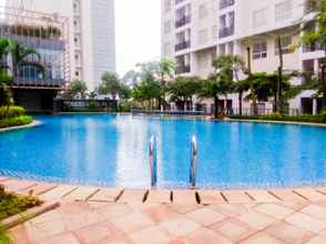 Swimming Pool 4 Studio Cozy with City View at Scientia Apartment By Travelio