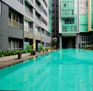 สระว่ายน้ำ 3 1BR Kuningan Place Apartment near Mega Kuningan Bussines Center By Travelio