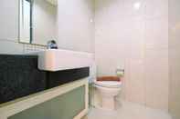 ห้องน้ำภายในห้อง 1BR Kuningan Place Apartment near Mega Kuningan Bussines Center By Travelio