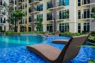 Kolam Renang Studio Cozy Apartment at Puri Orchard near Shopping Mall By Travelio