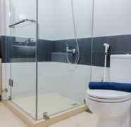 In-room Bathroom 5 Studio Brand New Cozy at Scientia Apartment By Travelio