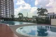 Swimming Pool Homey Studio Apartment at The Oasis Cikarang By Travelio