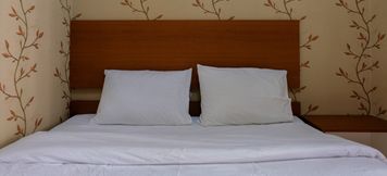 침실 4 2BR Exclusive Green Lake View Apartment By Travelio