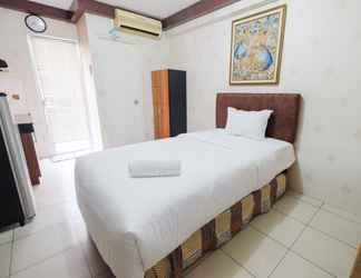 Bilik Tidur 2 Studio Cozy at Green Palace Kalibata City Apartment By Travelio