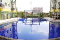 Swimming Pool Minimalist Studio Apartment at The Suite Metro By Travelio