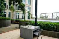 Ruang untuk Umum 1BR Pleasant at Puri Orchard Apartment By Travelio