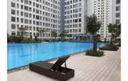 Kolam Renang 3 2BR Comfortable Apartment at M Town Residence By Travelio