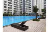 Kolam Renang 2BR Comfortable Apartment at M Town Residence By Travelio