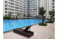 สระว่ายน้ำ 2BR Comfortable Apartment at M Town Residence By Travelio