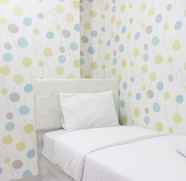 Bilik Tidur 2 2BR modern Apartment at Mekarwangi Square Cibaduyut By Travelio