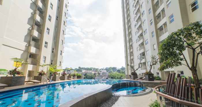 สระว่ายน้ำ 2BR Quiet Apartment at Parahyangan Residance Apartement with Mountain View By Travelio