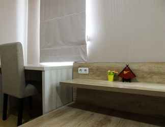 Phòng ngủ 2 1BR Homey at Enviro Apartment Cikarang By Travelio