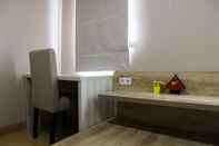 Kamar Tidur 1BR Homey at Enviro Apartment Cikarang By Travelio