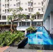 Kolam Renang 5 Studio Brand New and Comfy Bintaro Icon Apartment By Travelio