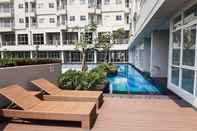 Hồ bơi Studio Brand New and Comfy Bintaro Icon Apartment By Travelio