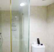 Toilet Kamar 4 Studio Exclusive Tamansari The Hive Apartment in Strategic Location By Travelio