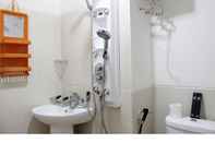 In-room Bathroom Studio Cozy Apartment Easton Park Residence Jatinangor By Travelio