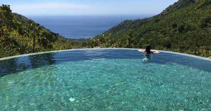 Kolam Renang MATHIS Lodge Amed