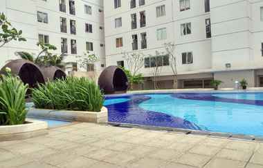 สระว่ายน้ำ 2 2BR Best Price Bassura City Apartment By Travelio