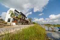 Exterior Boat House Riverside Homestay