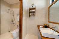 In-room Bathroom Boat House Riverside Homestay