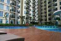 Kolam Renang 1BR Cozy at Puri Orchard Apartment By Travelio