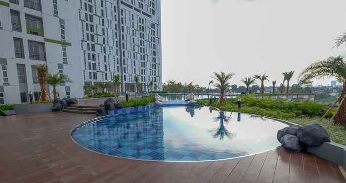 Swimming Pool 1BR Minimalist at Akasa Pure Living Apartment By Travelio