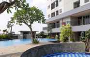 Swimming Pool 4 Studio Modern and Comfy Parkland Avenue Apartment By Travelio