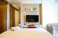 Bedroom 1BR Minimalist and Comfy at Grand Kamala Lagoon Apartment By Travelio