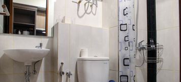 客房浴室 5 1BR Minimalist and Comfy at Grand Kamala Lagoon Apartment By Travelio