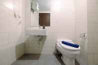 Toilet Kamar 1BR Brand New and Cozy Lexington Apartment By Travelio