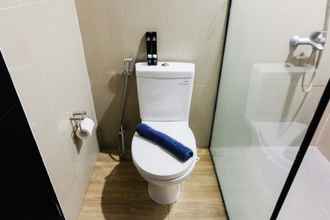 Toilet Kamar 4 Studio Spacious Apartment at Skyline Paramount By Travelio