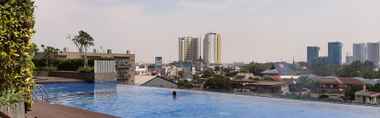 Swimming Pool 2 Clean Studio Room at Springwood Residence By Travelio