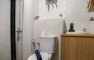 Toilet Kamar 6 Studio Affordable Price Apartment at Grand Kamala Lagoon By Travelio