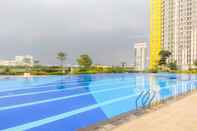 Swimming Pool Studio Homey at Springlake Summarecon Bekasi Apartment By Travelio