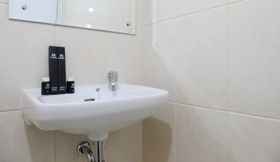 In-room Bathroom 5 Studio Homey at Springlake Summarecon Bekasi Apartment By Travelio