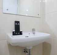 In-room Bathroom 5 Studio Homey at Springlake Summarecon Bekasi Apartment By Travelio