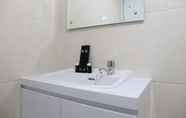 Toilet Kamar 6 Studio Homey Apartment @ Springlake View Summarecon Bekasi By Travelio