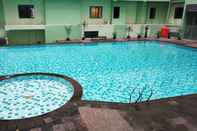 Kolam Renang 1BR Comfy Apartment Menteng Square By Travelio