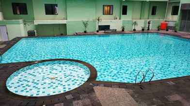 Swimming Pool 4 1BR Comfy Apartment Menteng Square By Travelio