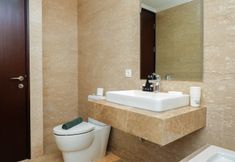 Phòng tắm bên trong 6 Studio Room at Menteng Park Apartment By Travelio