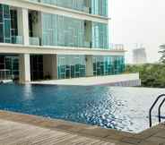 Swimming Pool 4 1BR Modern and Cozy Brooklyn Alam Sutera By Travelio